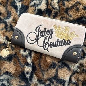 Juicy Couture Crown Pink Zip around wallet EC